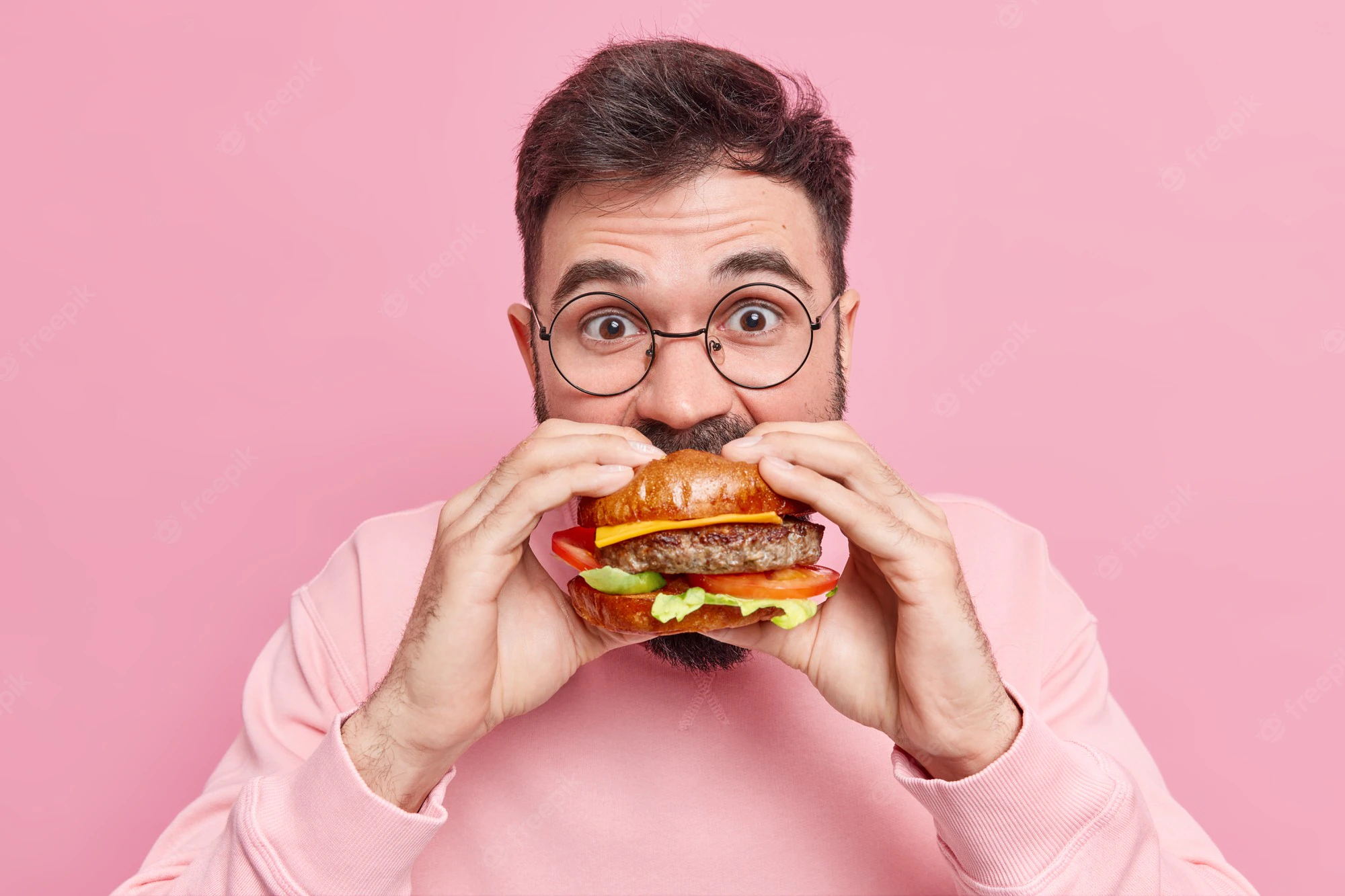 man-eating-burger-affecting-oral-health